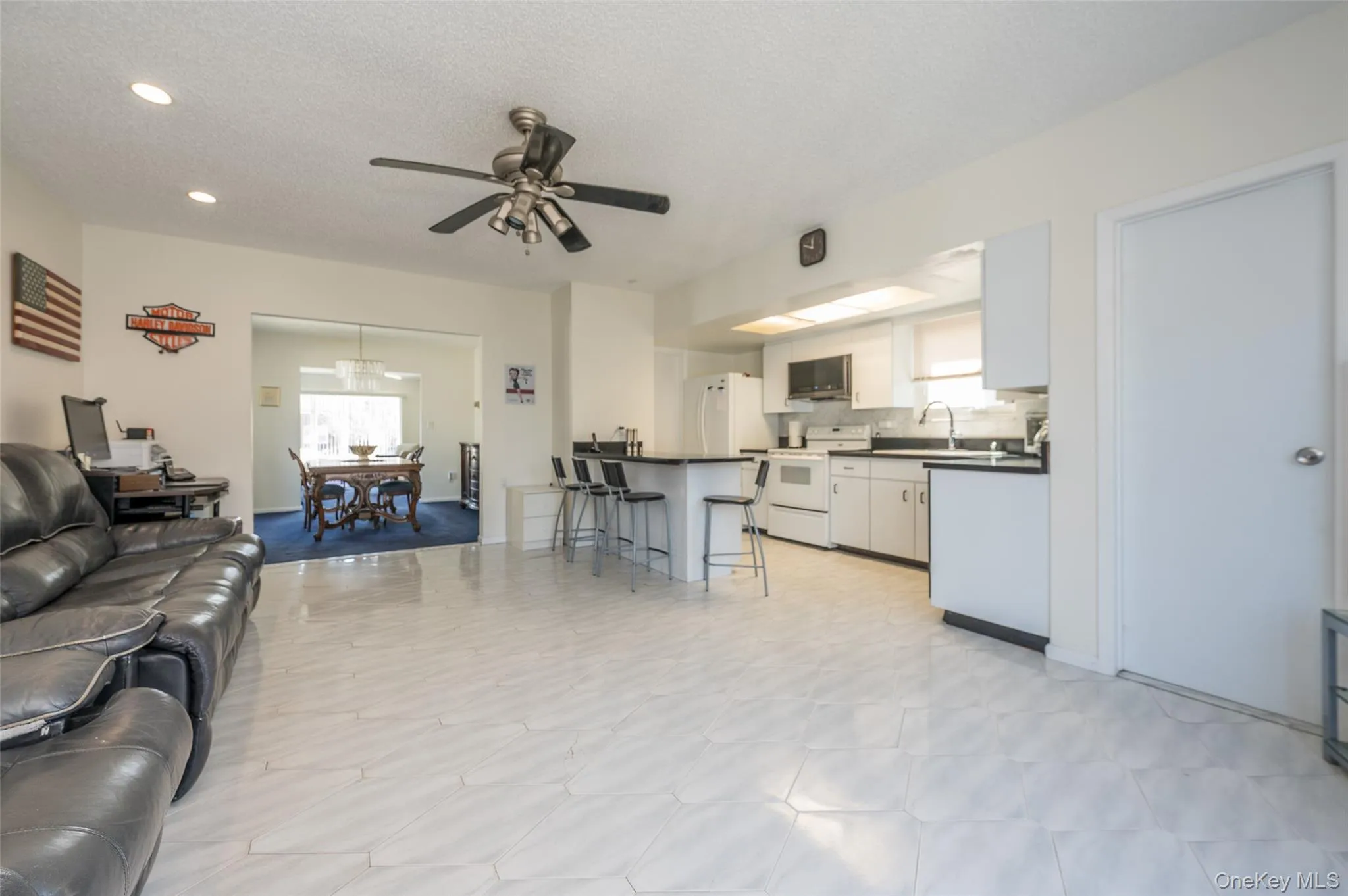 Huge Kitchen with den area Huge Kitchen with den area