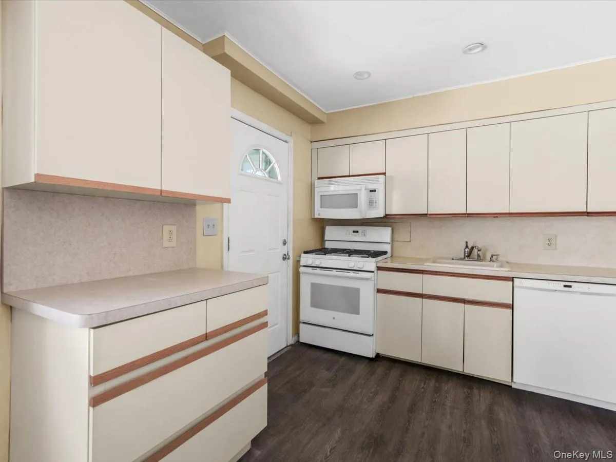77 LITCHFIELD Avenue, Hempstead, NY, 4 Bedrooms Bedrooms, 10 Rooms Rooms,3 BathroomsBathrooms,Residential,For Rent,LITCHFIELD,0,1050396 77 LITCHFIELD Avenue, Hempstead, NY, 4 Bedrooms Bedrooms, 10 Rooms Rooms,3 BathroomsBathrooms,Residential,For Rent,LITCHFIELD,0,1050396