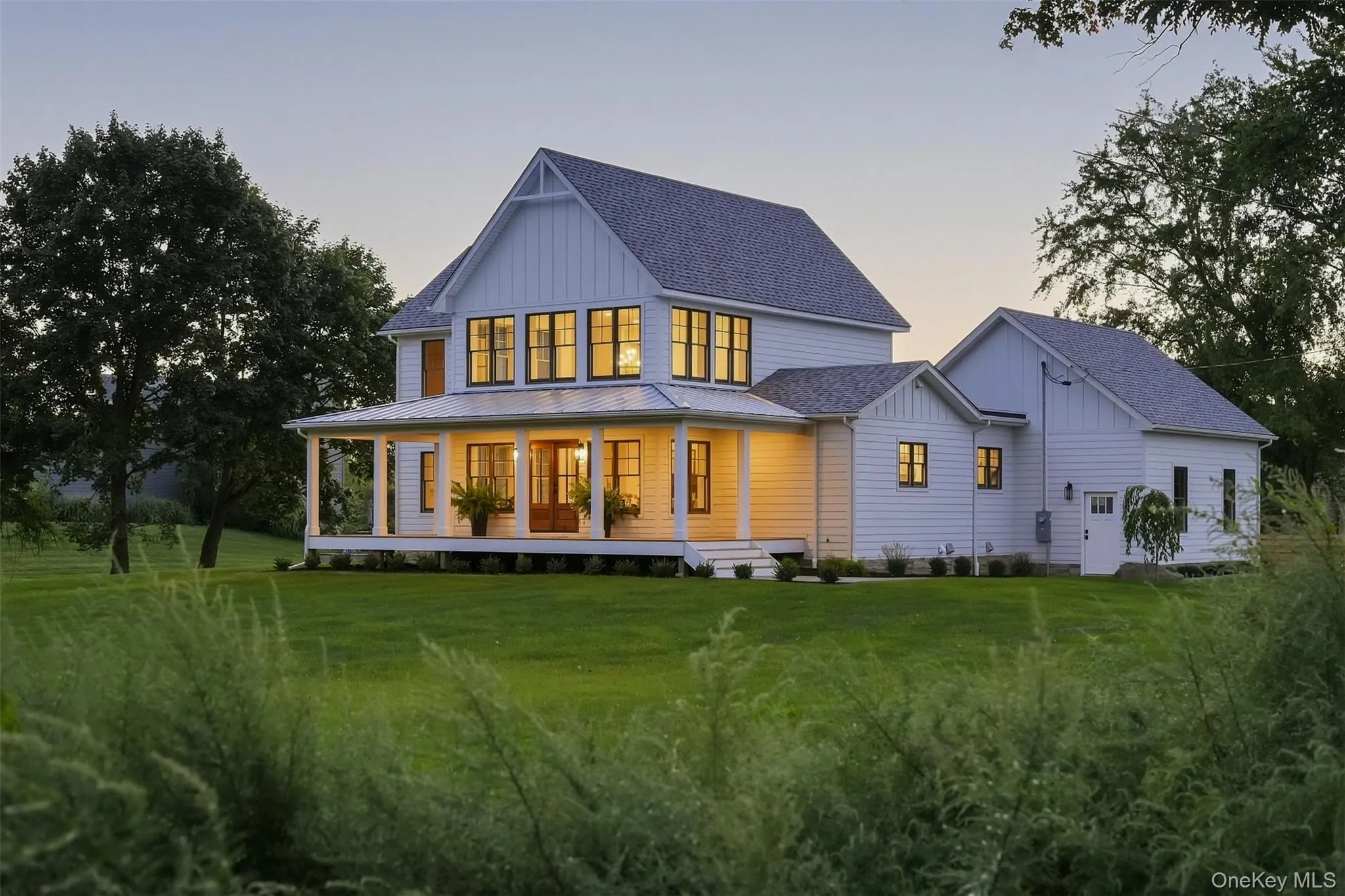 The Fairway Farmhouse, where modern luxury blends seamlessly with classic charm and sophistication The Fairway Farmhouse, where modern luxury blends seamlessly with classic charm and sophistication
