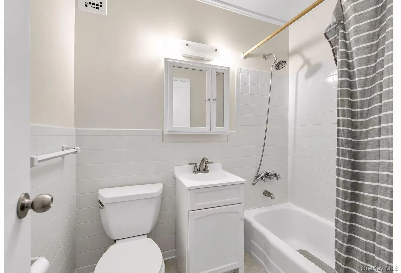 241-20 Northern Blvd, New York, NY, 2 Bedrooms Bedrooms, 6 Rooms Rooms,2 BathroomsBathrooms,Residential,For Rent,Northern Blvd,0,1050406 241-20 Northern Blvd, New York, NY, 2 Bedrooms Bedrooms, 6 Rooms Rooms,2 BathroomsBathrooms,Residential,For Rent,Northern Blvd,0,1050406