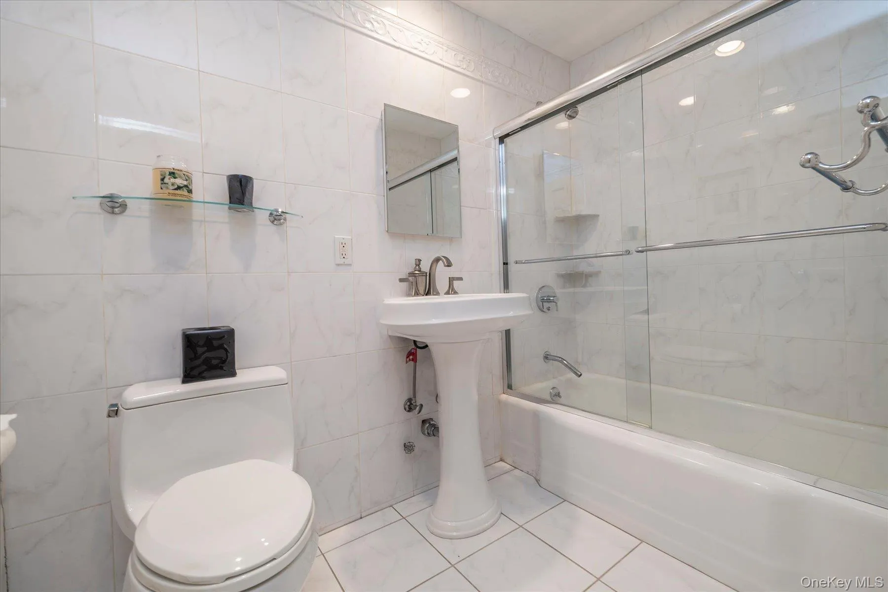Neutral 3 piece Bath w/ Tub Neutral 3 piece Bath w/ Tub