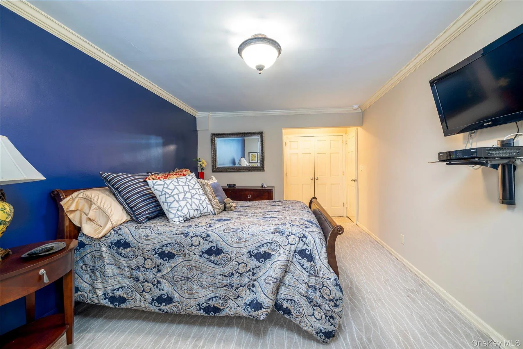 Towards Double Closet, Crown Molding Floor & Ceiling Towards Double Closet, Crown Molding Floor & Ceiling