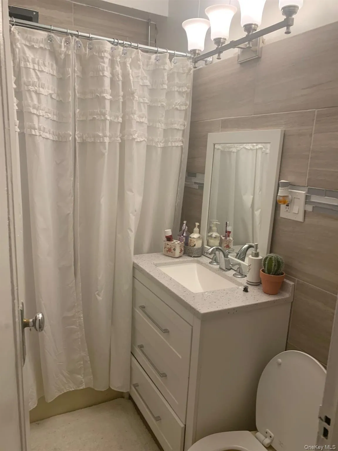 1700 Metropolitan Avenue, New York, NY, 1 Bedroom Bedrooms, 4 Rooms Rooms,1 BathroomBathrooms,Residential,For Rent,Metropolitan,0,1050441 1700 Metropolitan Avenue, New York, NY, 1 Bedroom Bedrooms, 4 Rooms Rooms,1 BathroomBathrooms,Residential,For Rent,Metropolitan,0,1050441