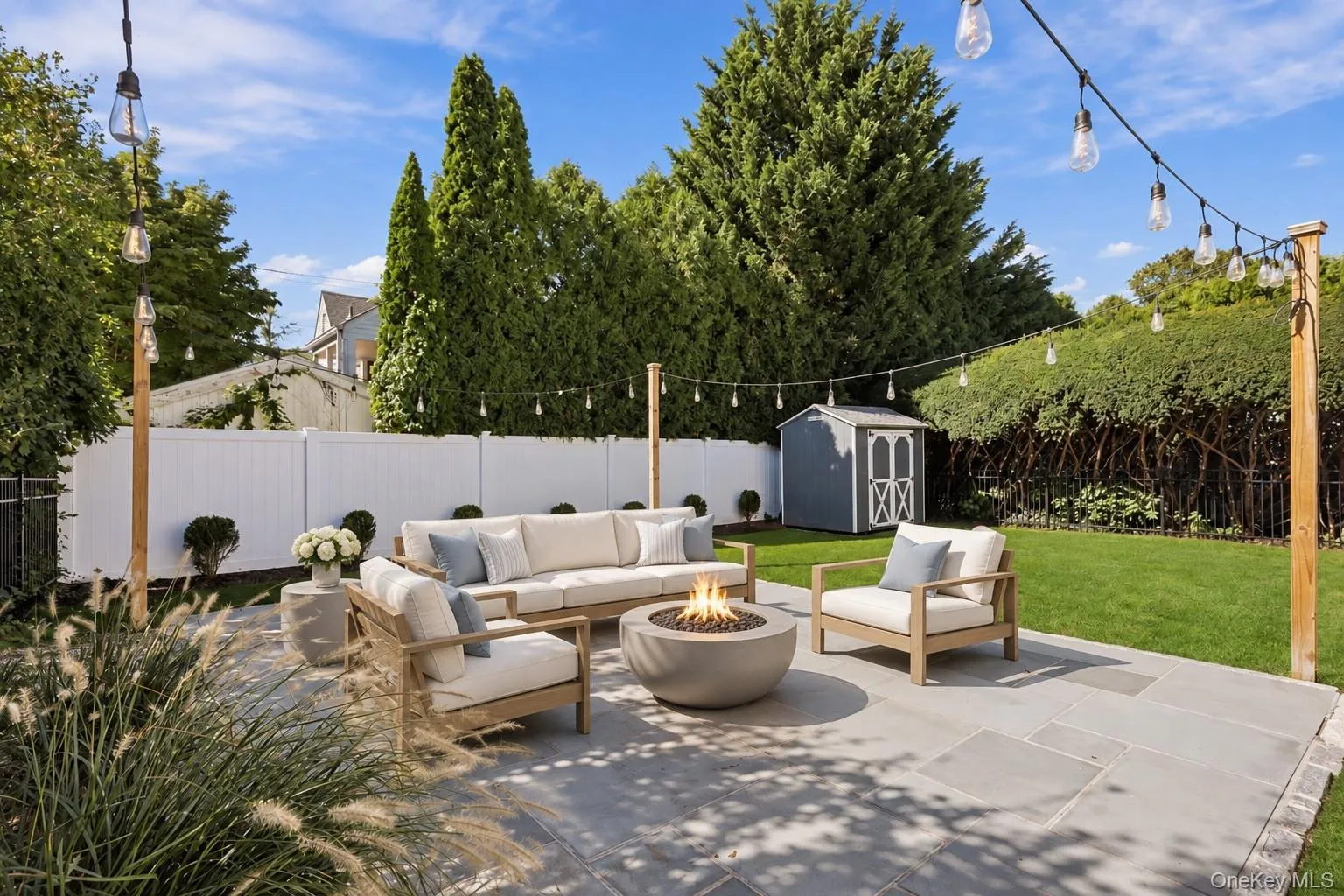 Patio furniture is virtually staged. Patio furniture is virtually staged.