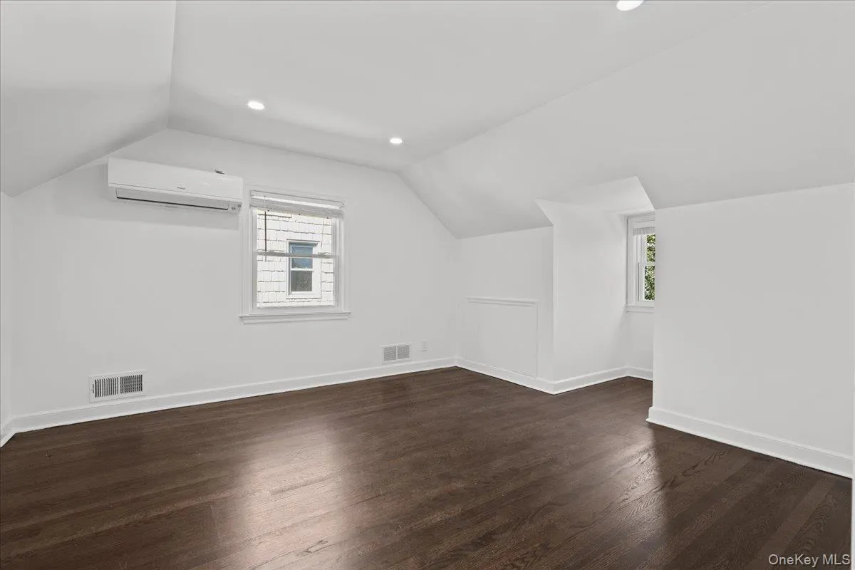 Additional large bedroom upstairs Additional large bedroom upstairs