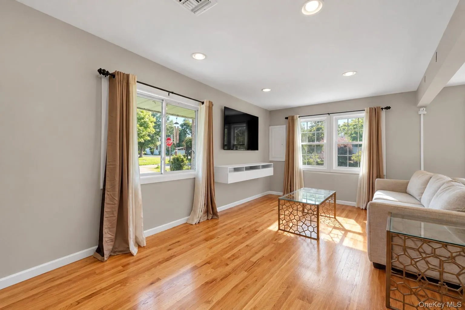 11 Palm Street, Islip, NY, 4 Bedrooms Bedrooms, 9 Rooms Rooms,3 BathroomsBathrooms,Residential,For Rent,Palm,0,1050466 11 Palm Street, Islip, NY, 4 Bedrooms Bedrooms, 9 Rooms Rooms,3 BathroomsBathrooms,Residential,For Rent,Palm,0,1050466
