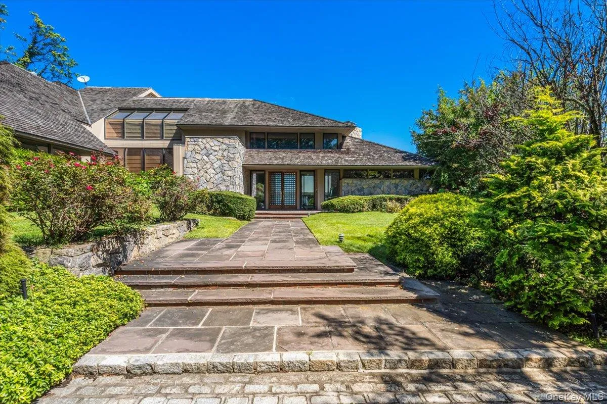 15 Gatsby Lane, North Hempstead, NY, 5 Bedrooms Bedrooms, 11 Rooms Rooms,6 BathroomsBathrooms,Residential,For Rent,Gatsby,0,1050476 15 Gatsby Lane, North Hempstead, NY, 5 Bedrooms Bedrooms, 11 Rooms Rooms,6 BathroomsBathrooms,Residential,For Rent,Gatsby,0,1050476
