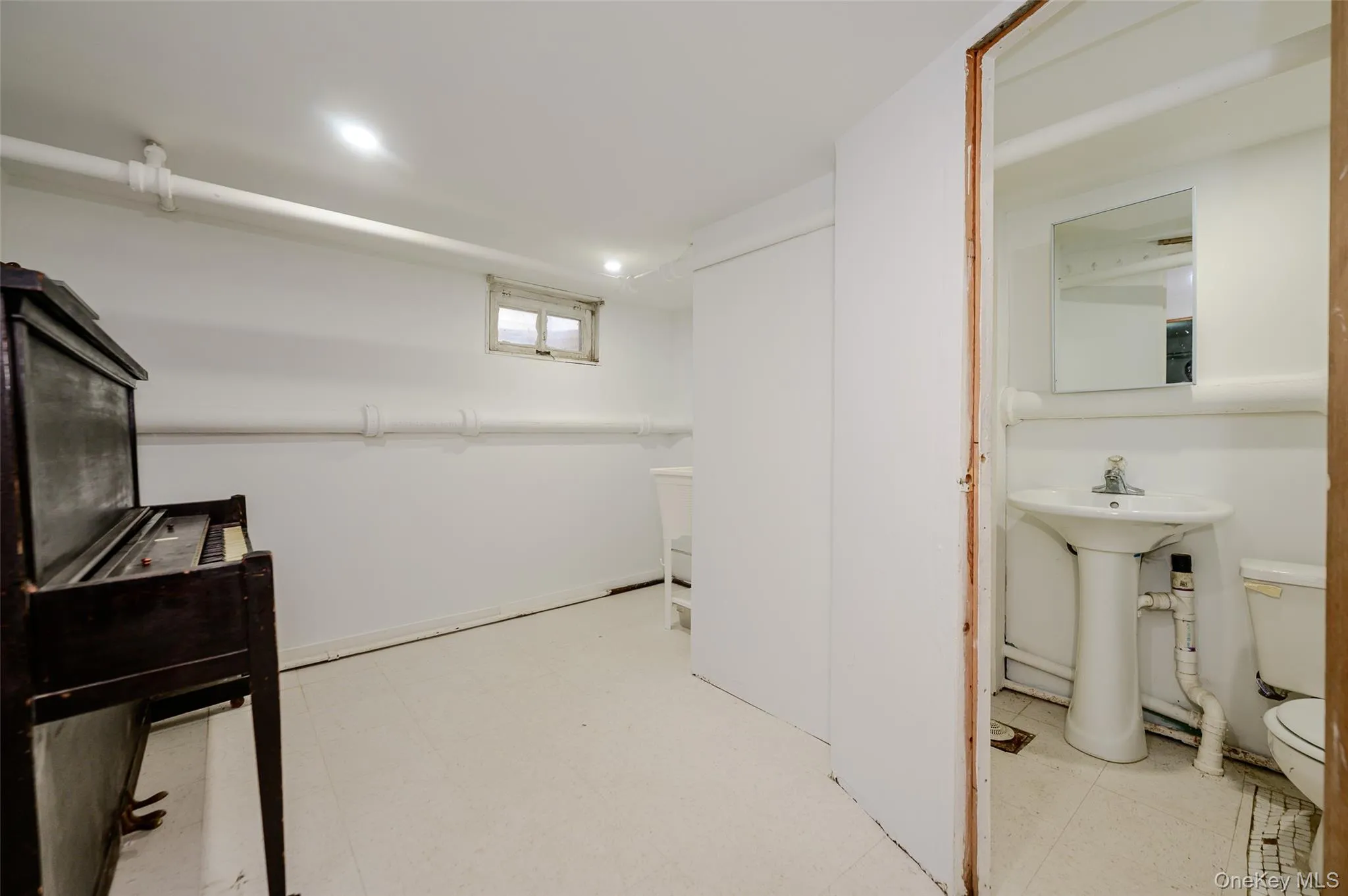 596 Irving Street, North Hempstead, NY, 4 Bedrooms Bedrooms, 5 Rooms Rooms,1 BathroomBathrooms,Residential,For Rent,Irving,0,1050482 596 Irving Street, North Hempstead, NY, 4 Bedrooms Bedrooms, 5 Rooms Rooms,1 BathroomBathrooms,Residential,For Rent,Irving,0,1050482