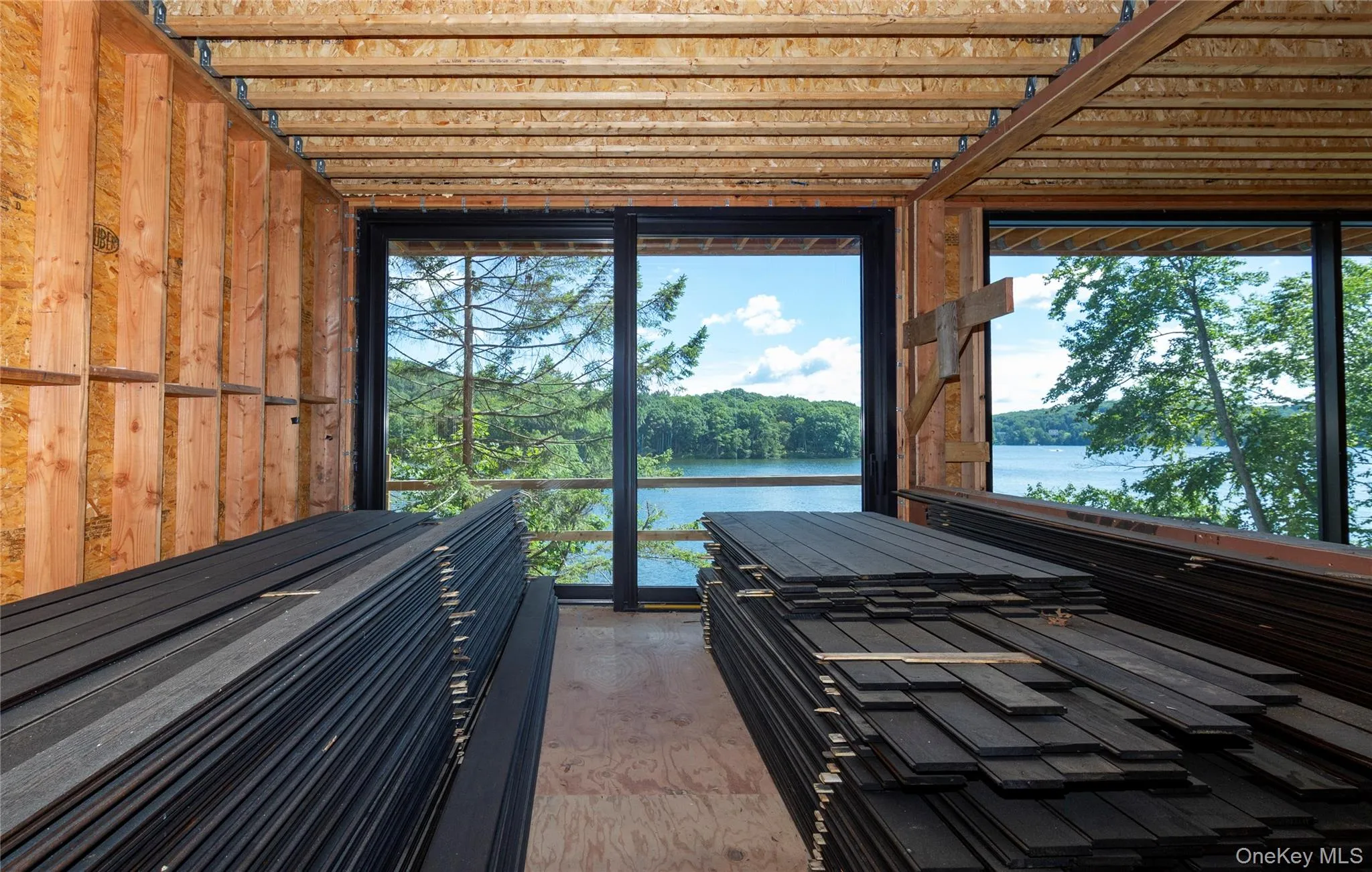 With flexible space that can be tailored to the new owner's needs—guest space, studio, office, library or creative retreat. With flexible space that can be tailored to the new owner's needs—guest space, studio, office, library or creative retreat.