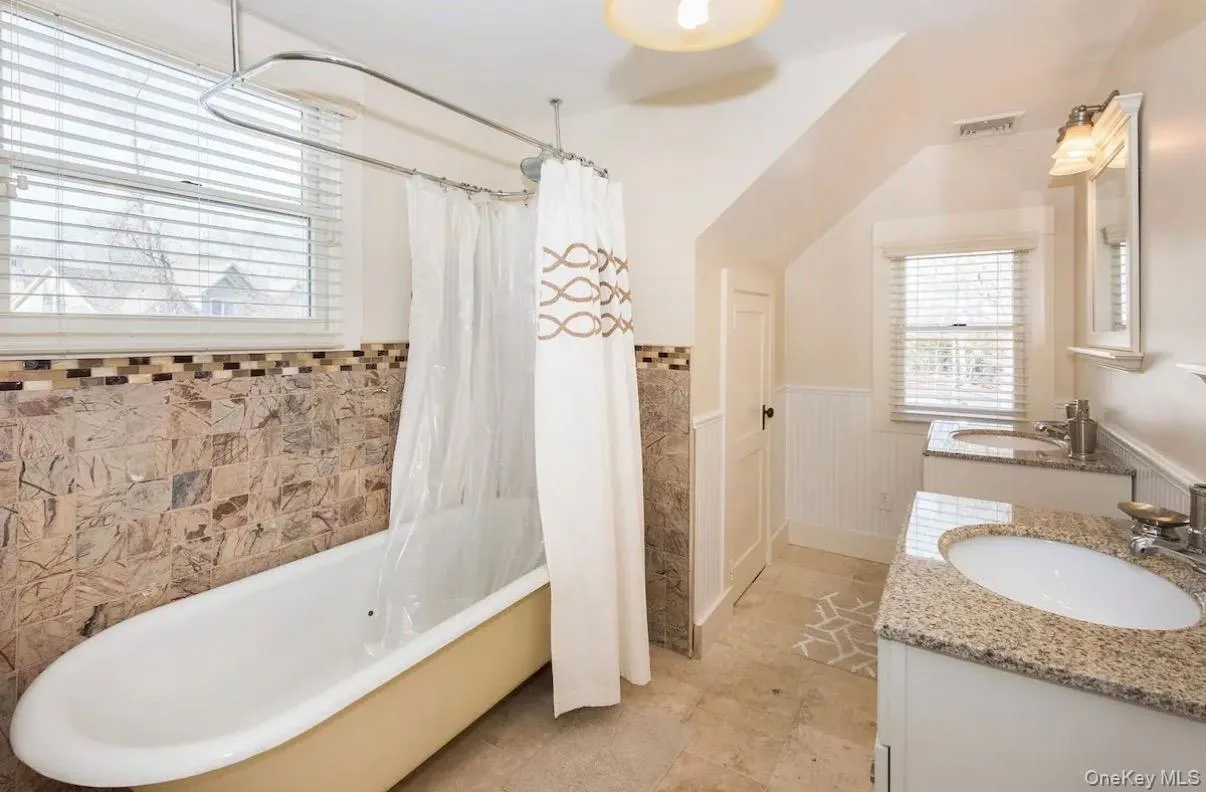 572 Montauk Highway, Southampton, NY, 6 Bedroom Bedrooms, 14 Room Rooms,2 BathroomBathrooms,Residential Lease,For Rent,Montauk Highway,0,1050511 572 Montauk Highway, Southampton, NY, 6 Bedroom Bedrooms, 14 Room Rooms,2 BathroomBathrooms,Residential Lease,For Rent,Montauk Highway,0,1050511