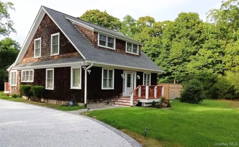 572 Montauk Highway, Southampton, New York 11978