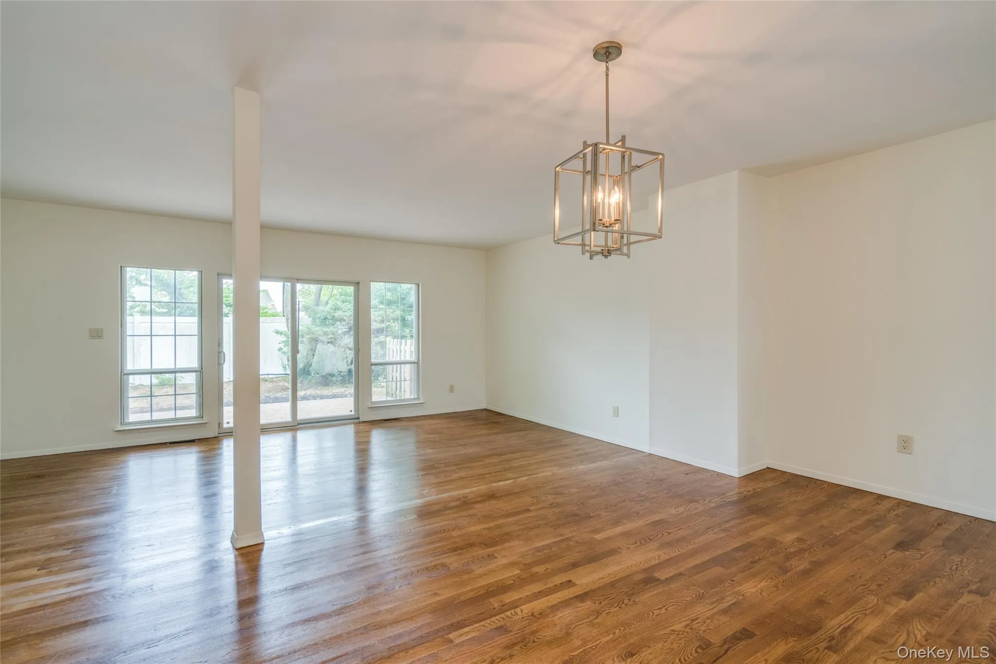 Dining Room/Spacious Entertainment Dining Room/Spacious Entertainment