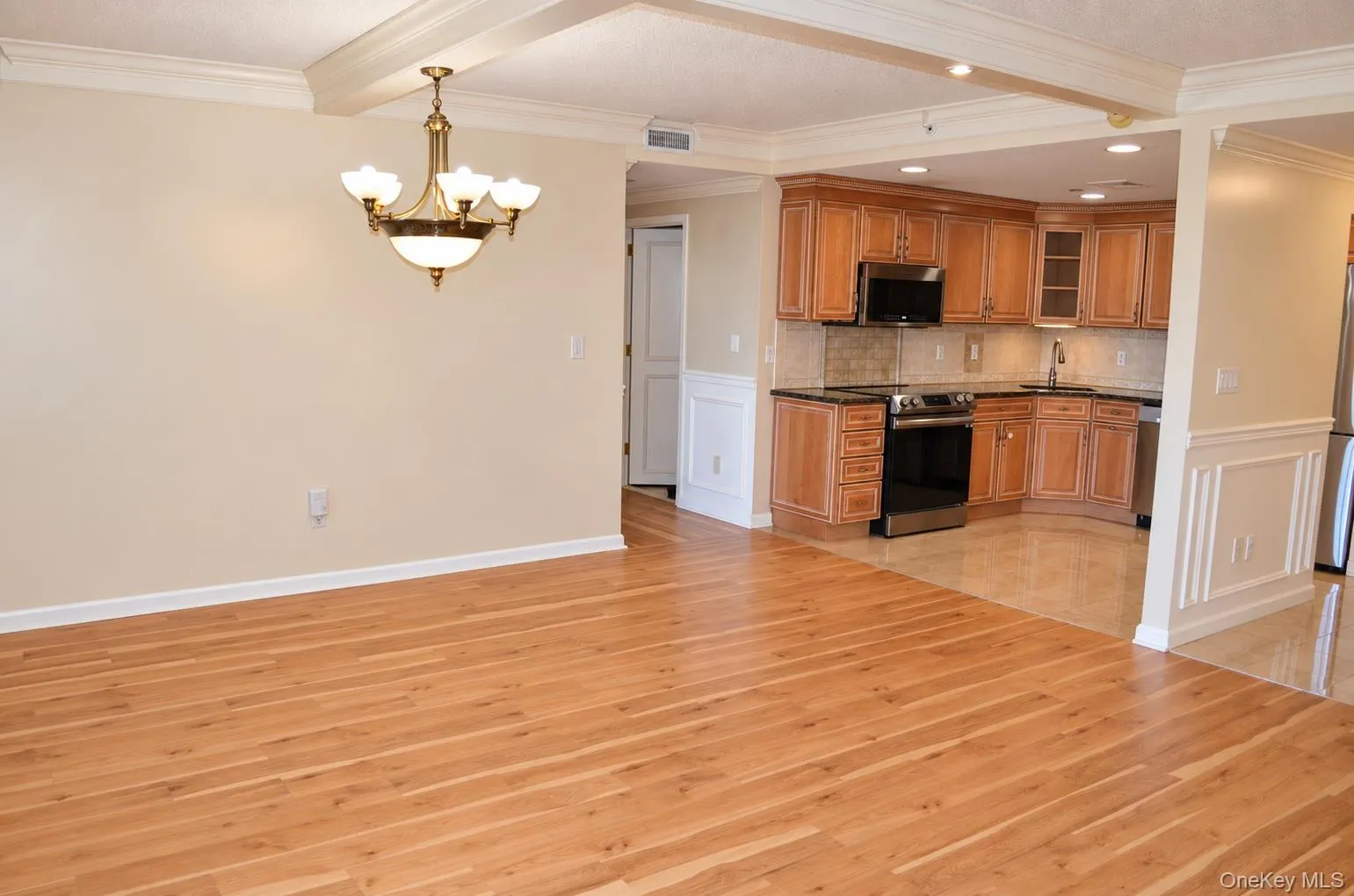 242 Maple Avenue, North Hempstead, NY, 2 Bedroom Bedrooms, 8 Room Rooms,2 BathroomBathrooms,Residential Lease,For Rent,Maple,0,1050547 242 Maple Avenue, North Hempstead, NY, 2 Bedroom Bedrooms, 8 Room Rooms,2 BathroomBathrooms,Residential Lease,For Rent,Maple,0,1050547