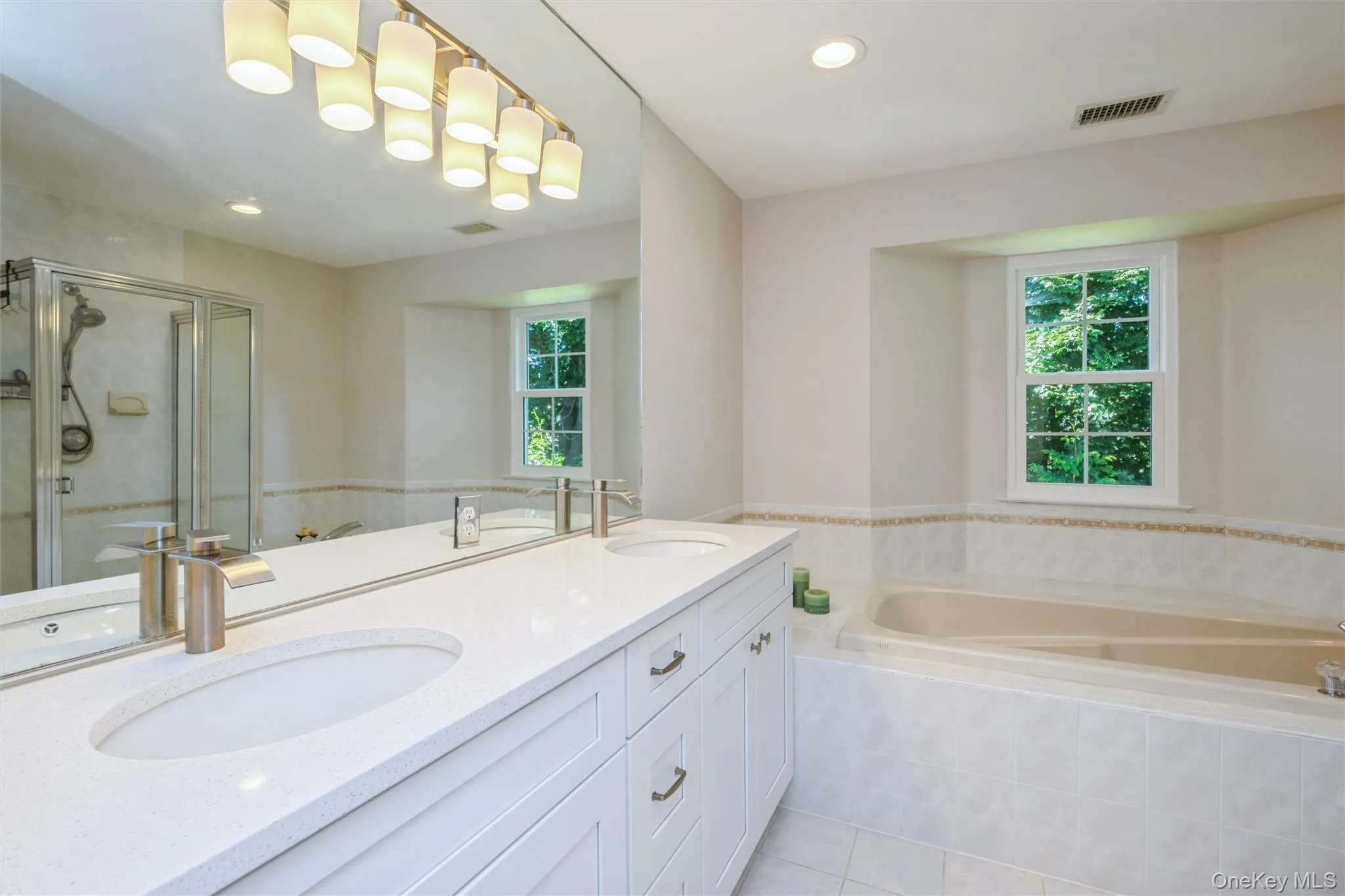 Master Bath w/Double Sinks Master Bath w/Double Sinks
