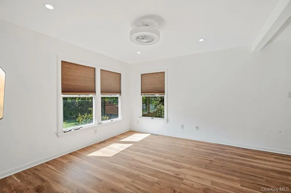 Recessed lighting, ceiling-mounted light fixture, wood-finish flooring, multiple windows, window blinds Recessed lighting, ceiling-mounted light fixture, wood-finish flooring, multiple windows, window blinds
