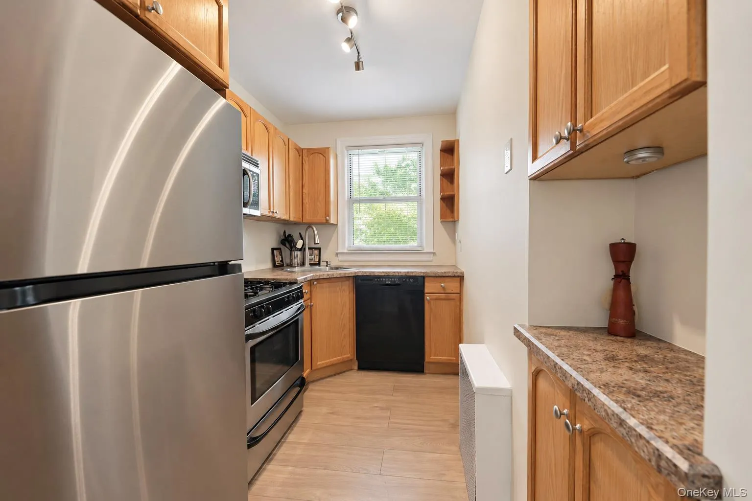 Updated w/SS appliances & Hybrid flooring Updated w/SS appliances & Hybrid flooring