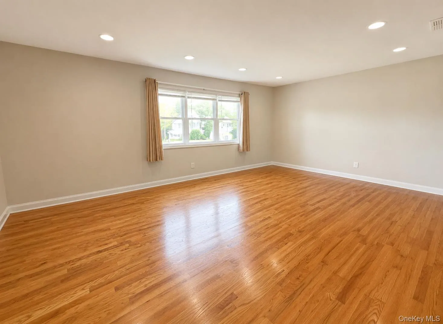 83 Heitz Place, Oyster Bay, NY, 3 Bedrooms Bedrooms, 5 Rooms Rooms,2 BathroomsBathrooms,Residential Lease,For Rent,Heitz,0,1050595 83 Heitz Place, Oyster Bay, NY, 3 Bedrooms Bedrooms, 5 Rooms Rooms,2 BathroomsBathrooms,Residential Lease,For Rent,Heitz,0,1050595