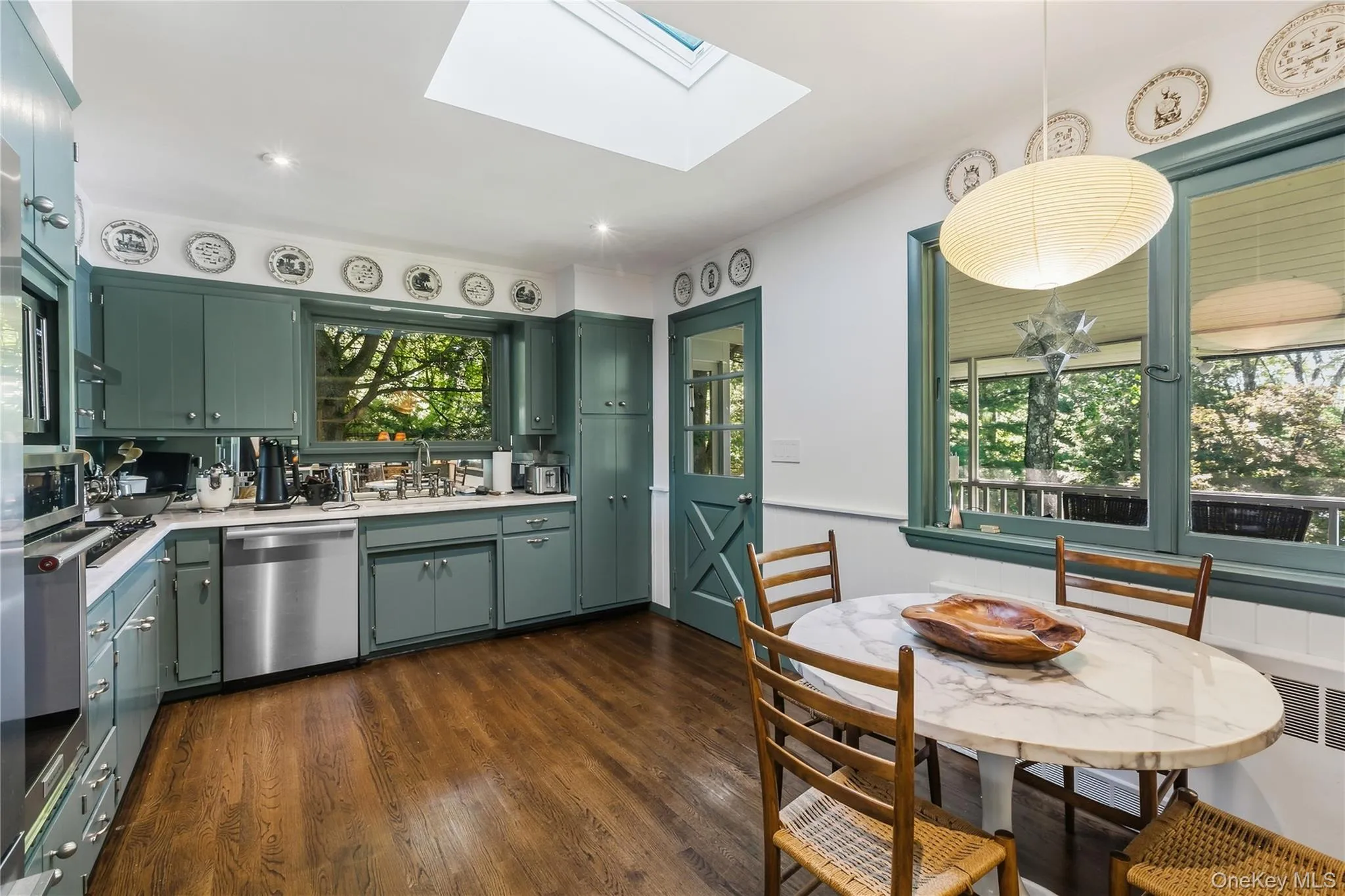Eat-in Kitchen Eat-in Kitchen