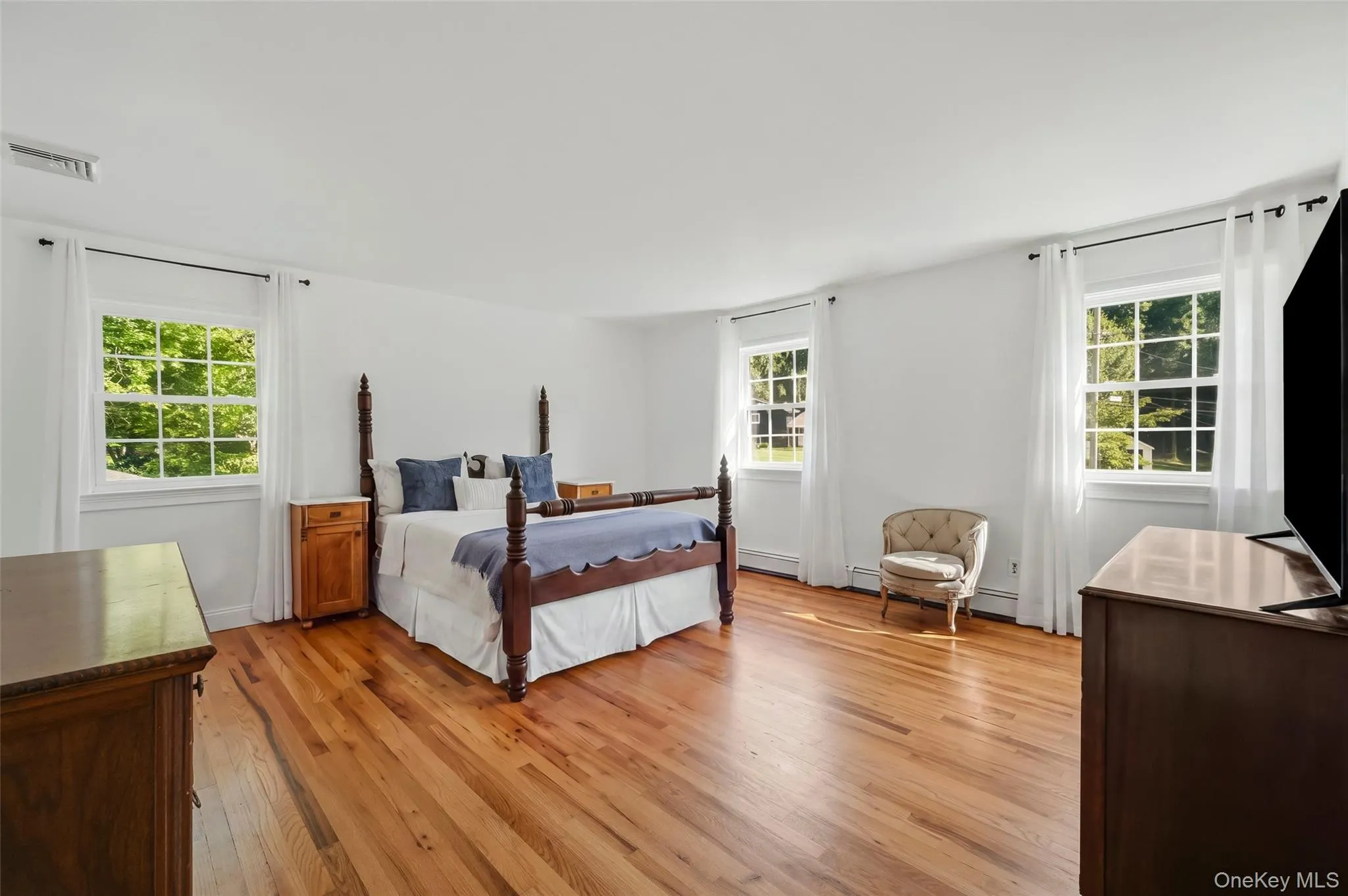 Large radiant Bedroom Large radiant Bedroom