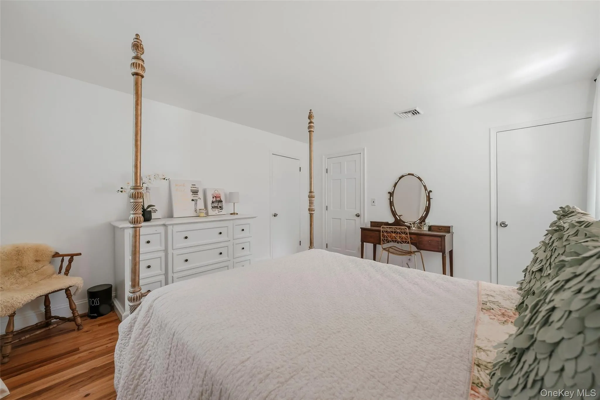 Generously sized Bedrooom Generously sized Bedrooom