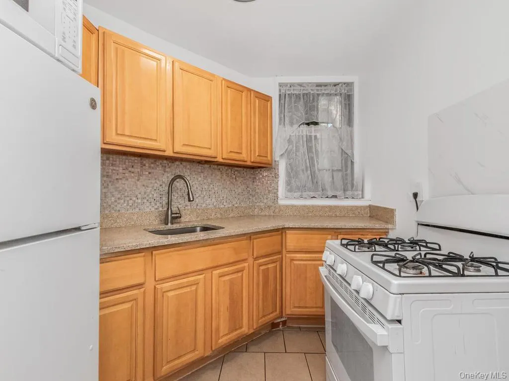 1554 Unionport Road, New York, NY, 2 Bedrooms Bedrooms, 4 Rooms Rooms,1 BathroomBathrooms,Residential,For Rent,Unionport,0,1050660 1554 Unionport Road, New York, NY, 2 Bedrooms Bedrooms, 4 Rooms Rooms,1 BathroomBathrooms,Residential,For Rent,Unionport,0,1050660