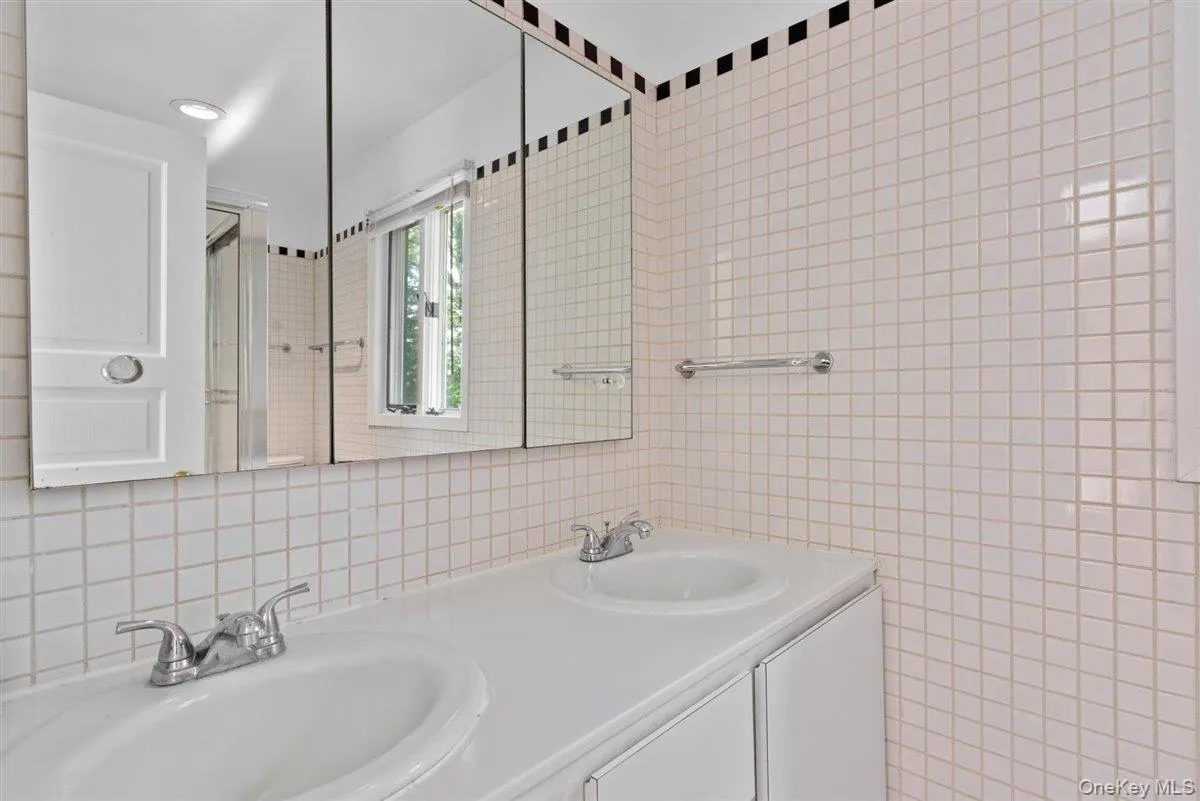 15 Sherwood Lane, Hempstead, NY, 5 Bedroom Bedrooms, 12 Room Rooms,3 BathroomBathrooms,Residential Lease,For Rent,Sherwood,0,1050670 15 Sherwood Lane, Hempstead, NY, 5 Bedroom Bedrooms, 12 Room Rooms,3 BathroomBathrooms,Residential Lease,For Rent,Sherwood,0,1050670