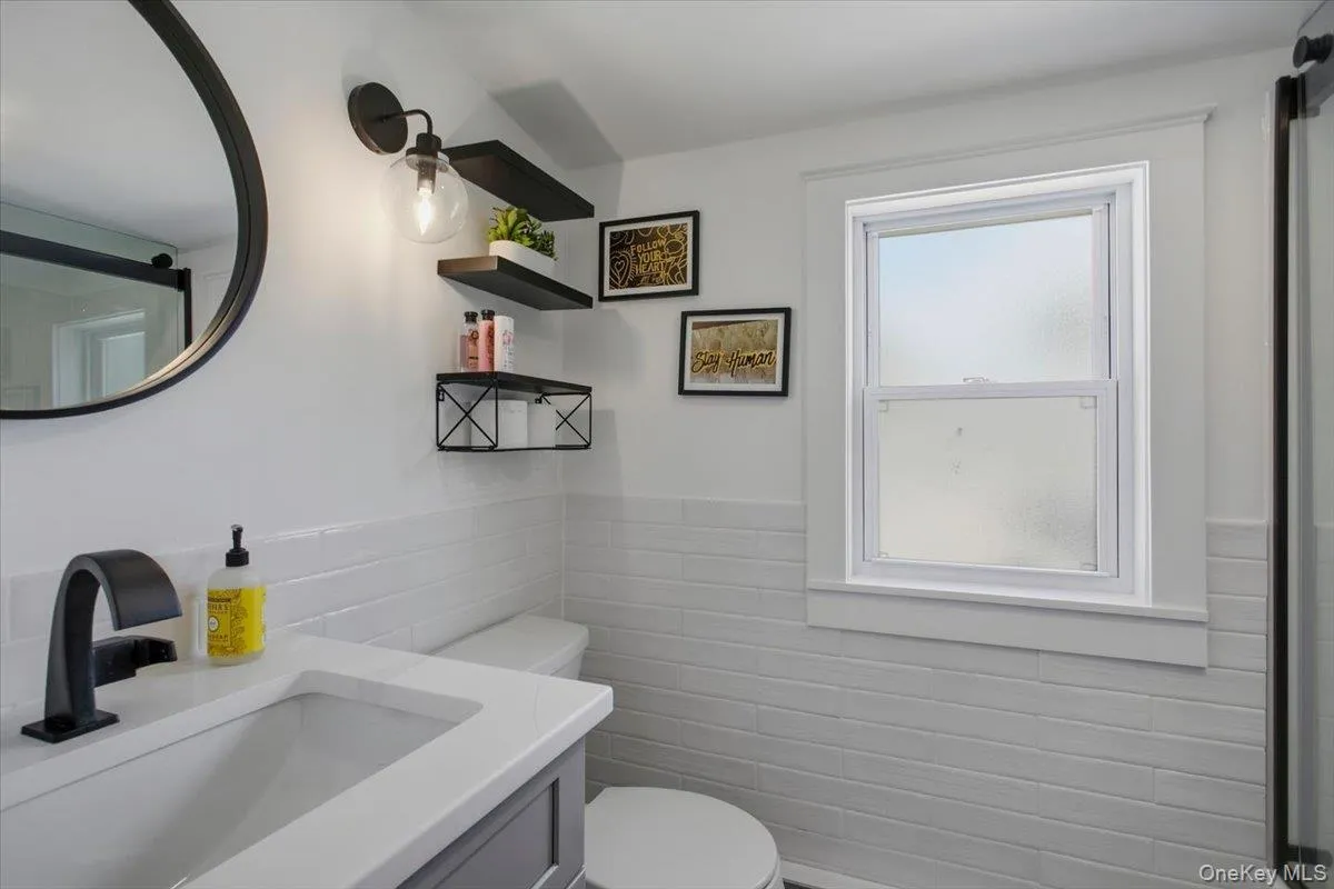 2ND FULL BATHROOM WITH TUB UPSTAIRS 2ND FULL BATHROOM WITH TUB UPSTAIRS