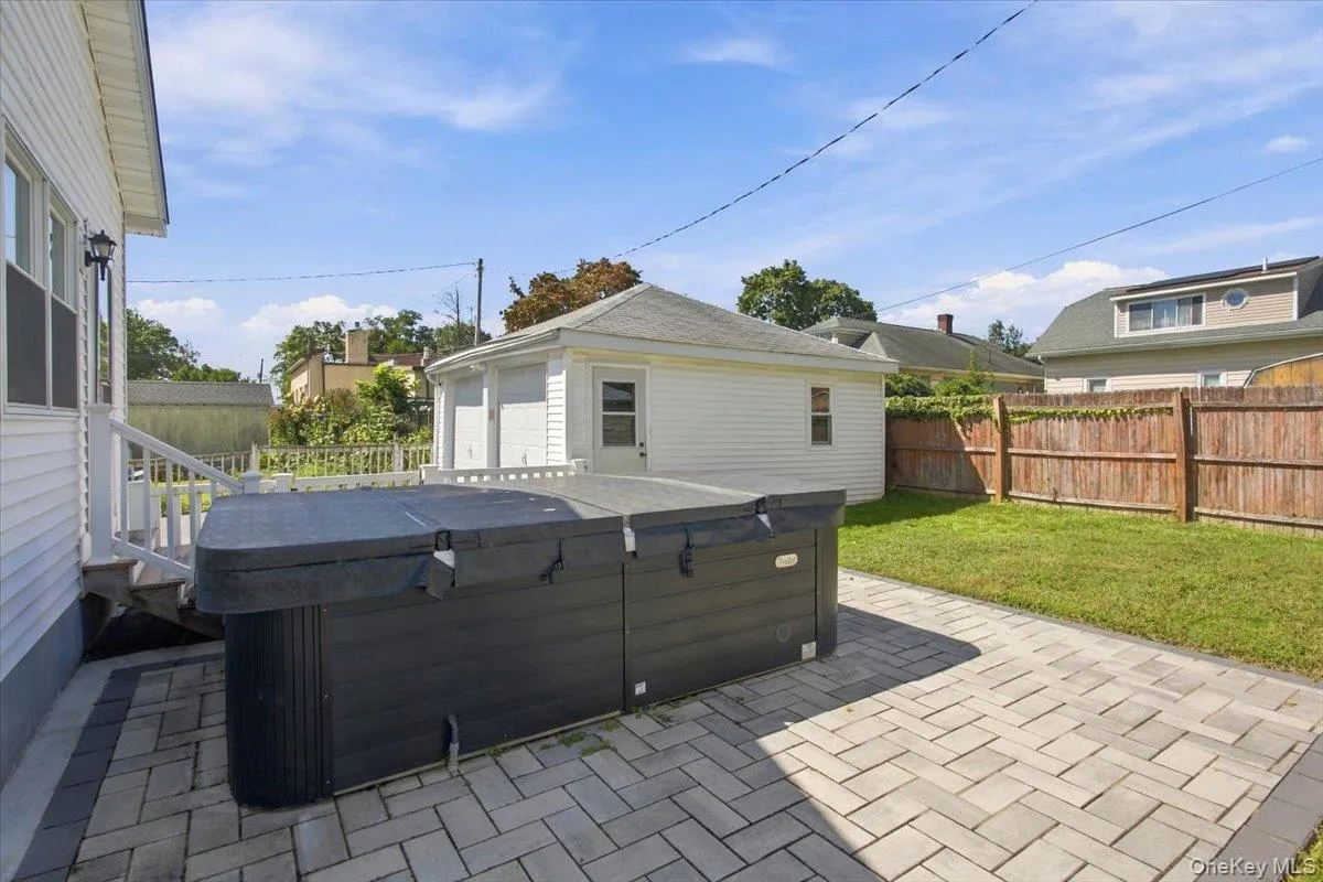 6 PERSON HOTTUB IN BACK YARD 6 PERSON HOTTUB IN BACK YARD