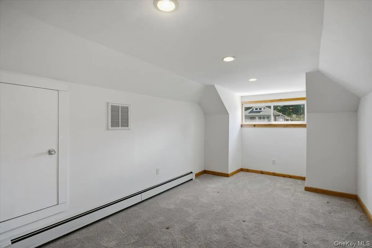 UPSTAIRS BEDROOM UPSTAIRS BEDROOM