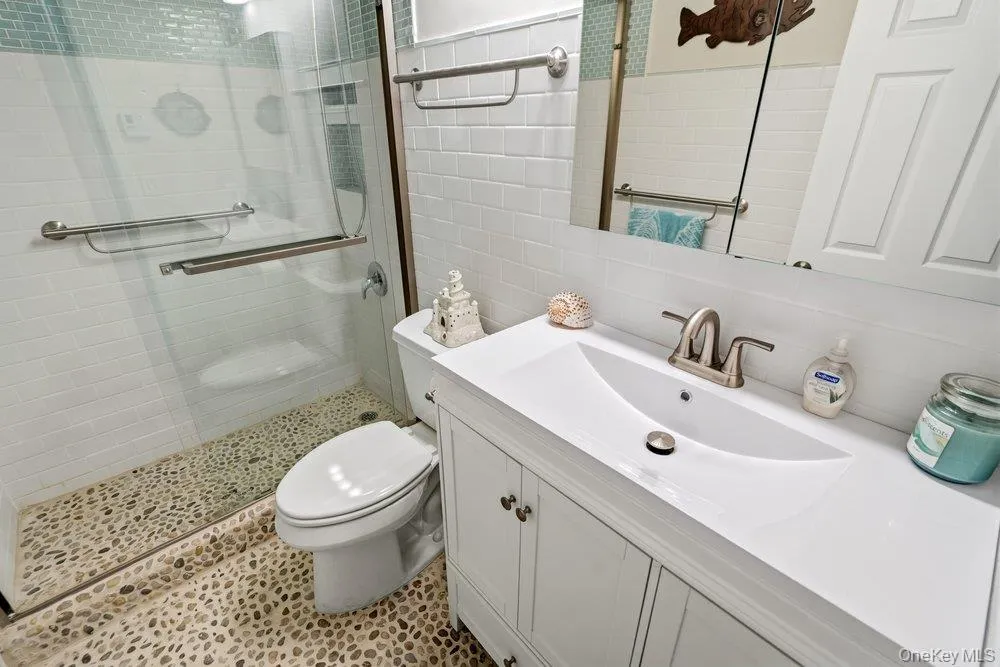 21 Revere Drive, Islip, NY, 2 Bedrooms Bedrooms, 5 Rooms Rooms,2 BathroomsBathrooms,Residential Lease,For Rent,Revere,0,1050753 21 Revere Drive, Islip, NY, 2 Bedrooms Bedrooms, 5 Rooms Rooms,2 BathroomsBathrooms,Residential Lease,For Rent,Revere,0,1050753