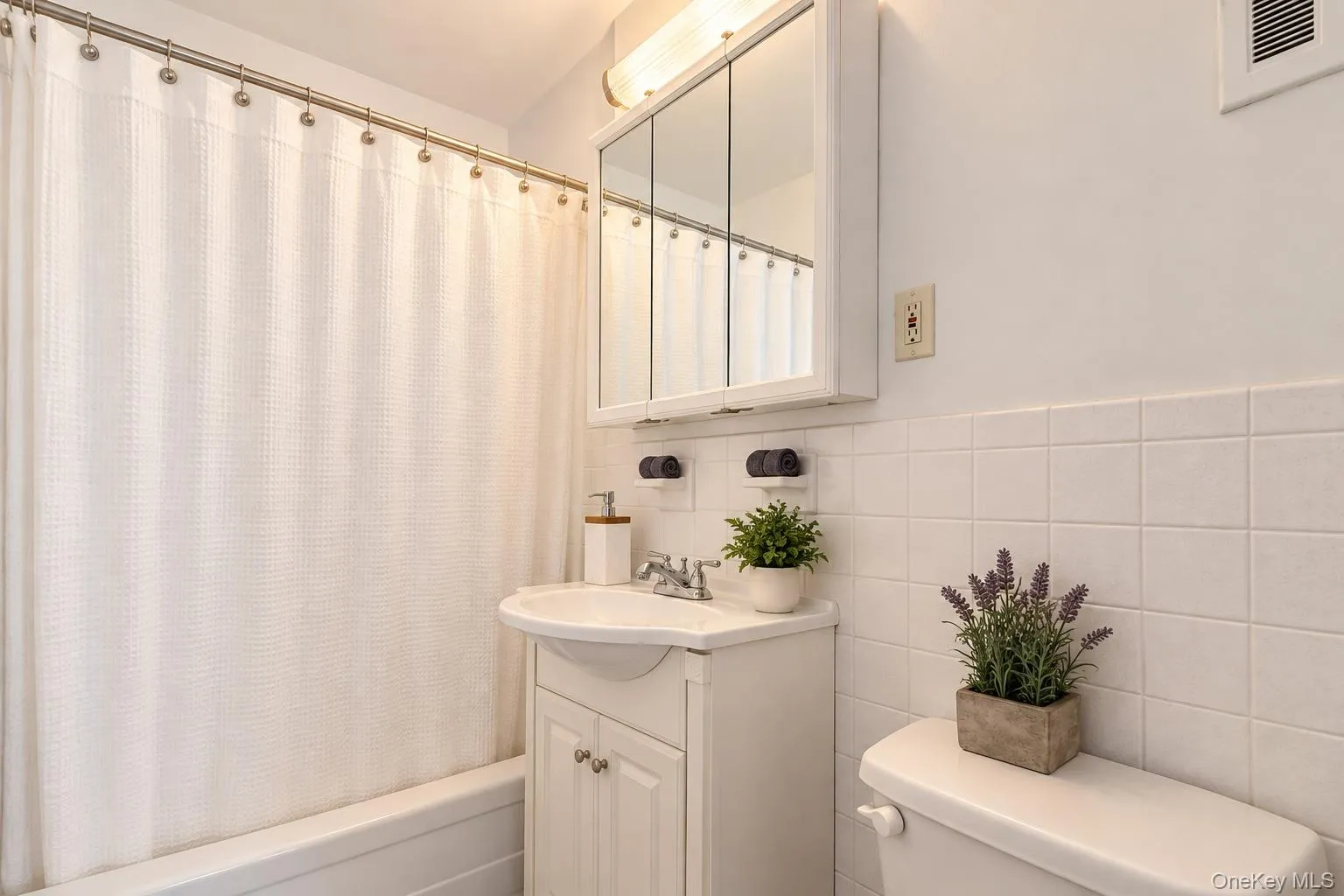 370 Broadway, Long Beach, NY, 2 Rooms Rooms,1 BathroomBathrooms,Residential,For Rent,Broadway,0,1050759 370 Broadway, Long Beach, NY, 2 Rooms Rooms,1 BathroomBathrooms,Residential,For Rent,Broadway,0,1050759