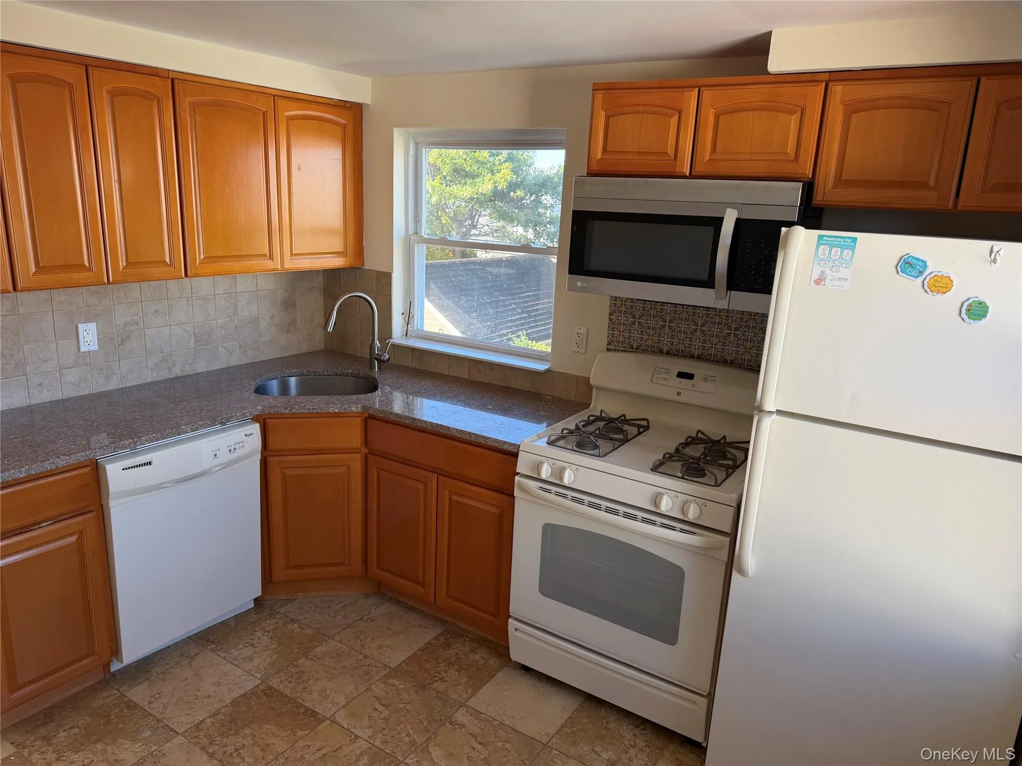 Eat-In Kitchen - Gas Cooking Eat-In Kitchen - Gas Cooking
