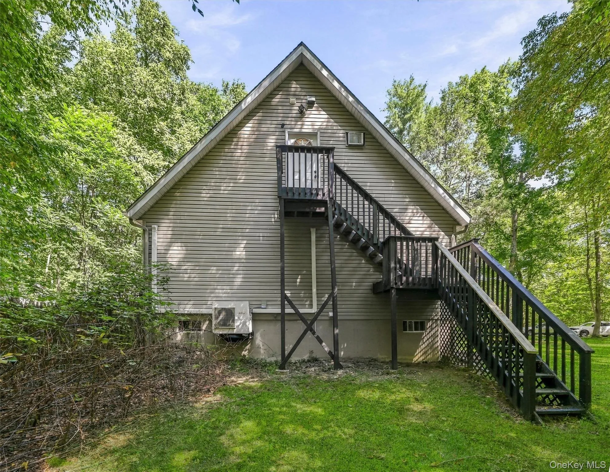 Side entry, to guest suite. Gable roof architecture with horizontal siding Side entry, to guest suite. Gable roof architecture with horizontal siding