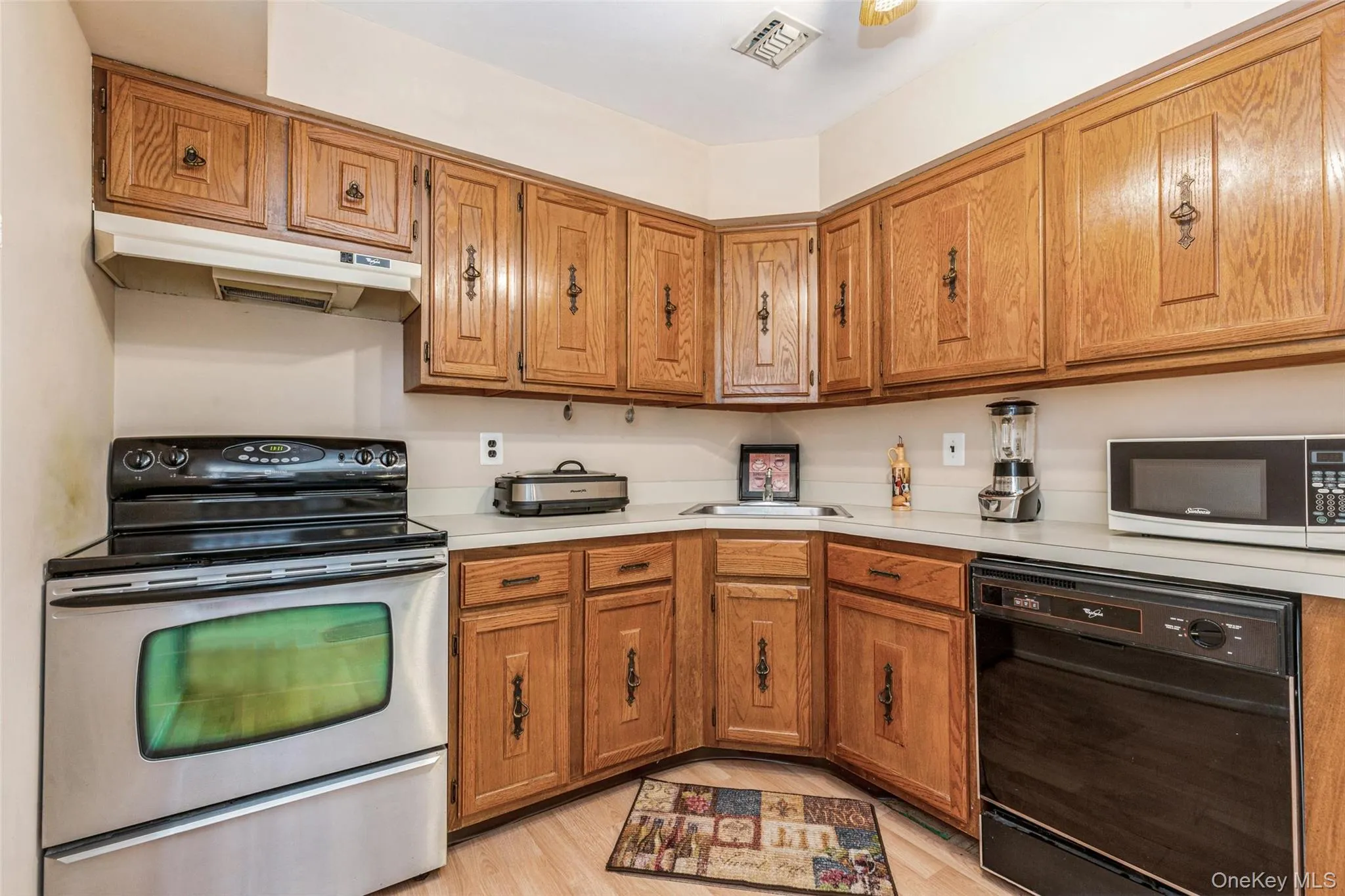 6 Cambridge Drive, Babylon, NY, 2 Bedrooms Bedrooms, 5 Rooms Rooms,1 BathroomBathrooms,Residential,For Rent,Cambridge,0,1050820 6 Cambridge Drive, Babylon, NY, 2 Bedrooms Bedrooms, 5 Rooms Rooms,1 BathroomBathrooms,Residential,For Rent,Cambridge,0,1050820