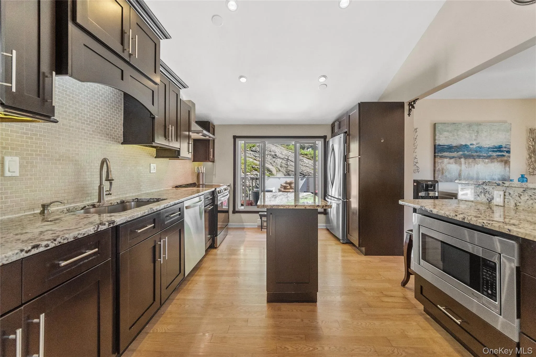 Plenty of space for the cook of thehome! Plenty of space for the cook of thehome!