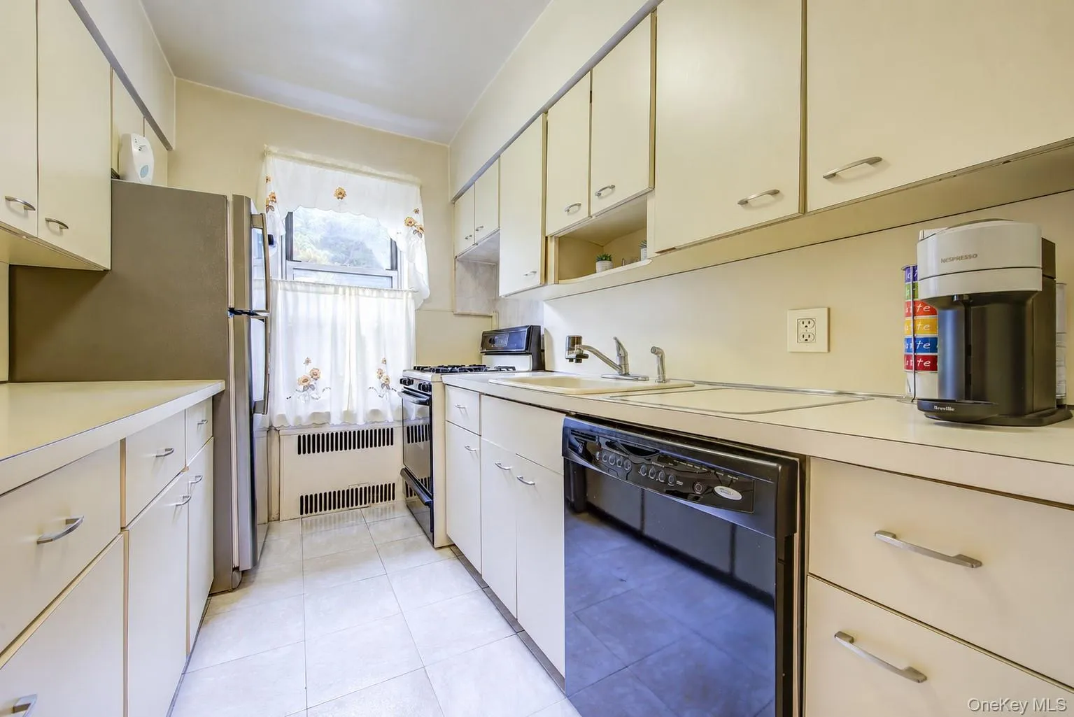 77-11 35th Avenue, New York, NY, 2 Bedrooms Bedrooms, 4 Rooms Rooms,1 BathroomBathrooms,Residential,For Rent,35th,0,1050836 77-11 35th Avenue, New York, NY, 2 Bedrooms Bedrooms, 4 Rooms Rooms,1 BathroomBathrooms,Residential,For Rent,35th,0,1050836