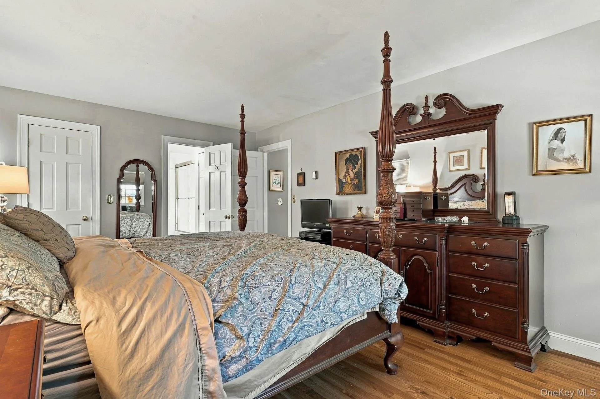Hardwood flooring with full bath. Hardwood flooring with full bath.