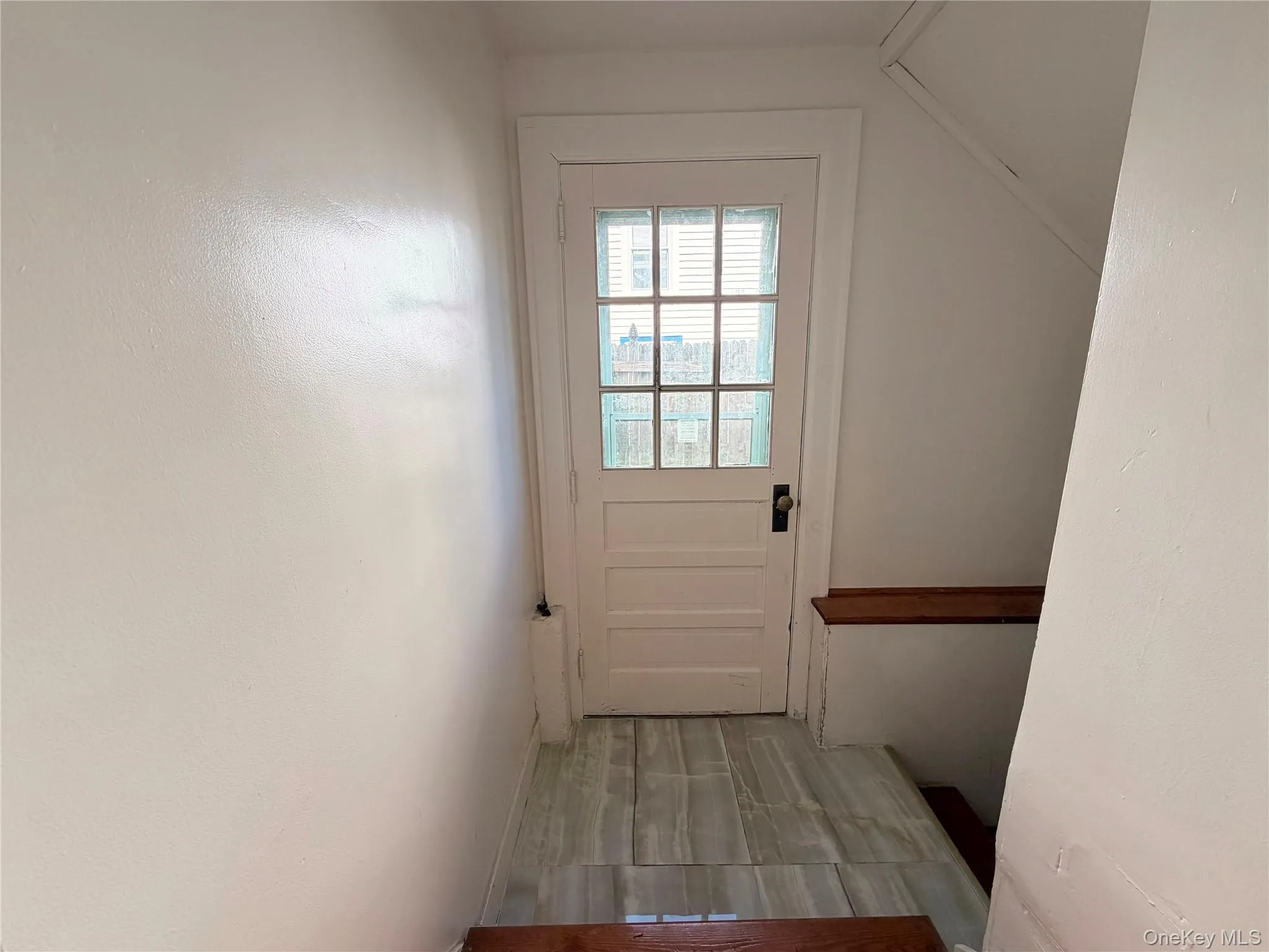 side door to the basement / kitchen side door to the basement / kitchen