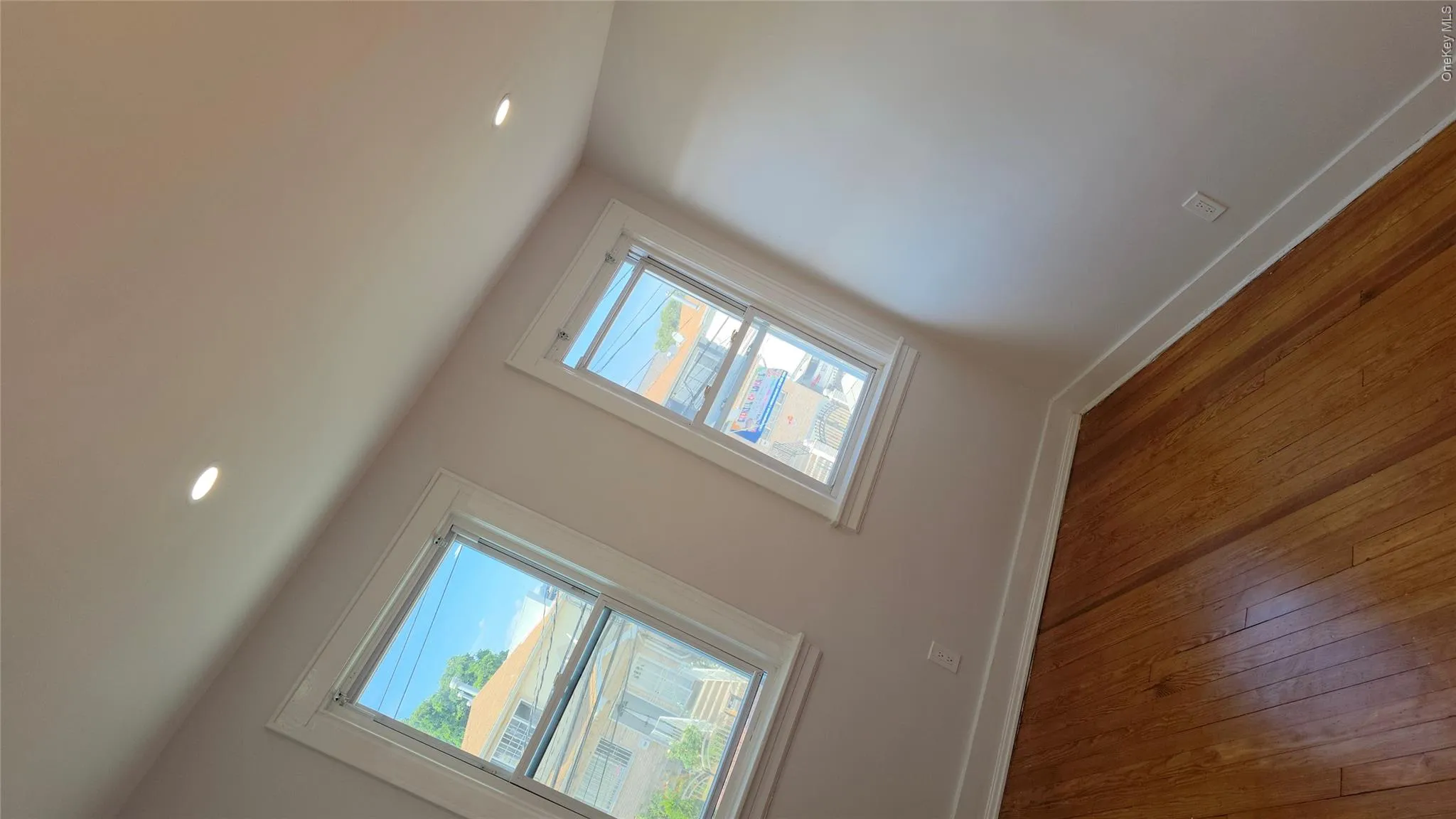Large Bedroom Frontal windows Large Bedroom Frontal windows