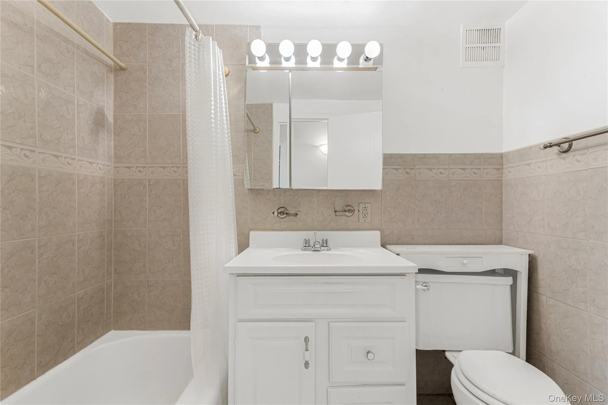 8 Fordham Oval, New York, NY, 2 Bedrooms Bedrooms, 6 Rooms Rooms,1 BathroomBathrooms,Residential,For Rent,Fordham,0,1050856 8 Fordham Oval, New York, NY, 2 Bedrooms Bedrooms, 6 Rooms Rooms,1 BathroomBathrooms,Residential,For Rent,Fordham,0,1050856