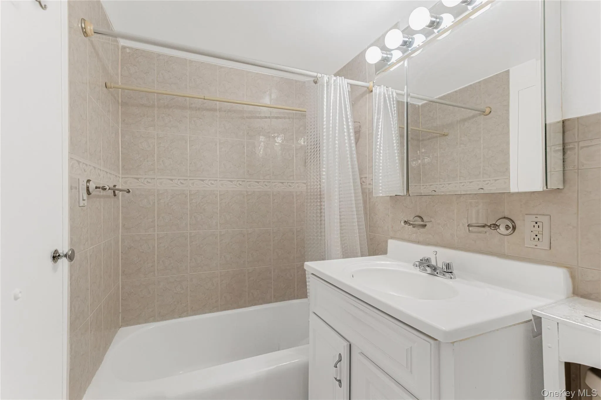 8 Fordham Oval, New York, NY, 2 Bedrooms Bedrooms, 6 Rooms Rooms,1 BathroomBathrooms,Residential,For Rent,Fordham,0,1050856 8 Fordham Oval, New York, NY, 2 Bedrooms Bedrooms, 6 Rooms Rooms,1 BathroomBathrooms,Residential,For Rent,Fordham,0,1050856