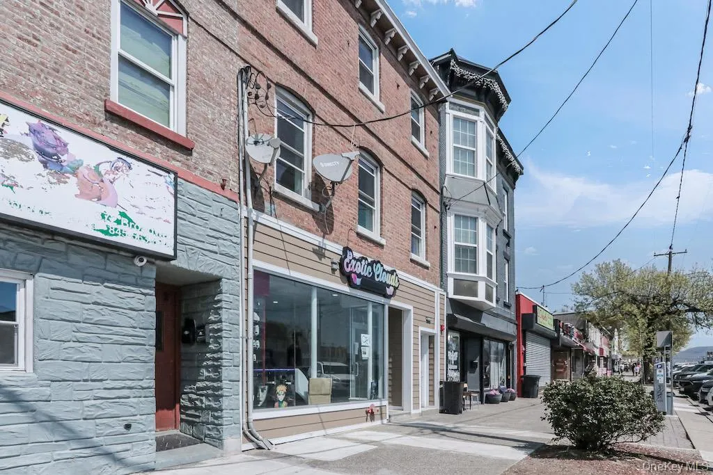 370 Broadway, Newburgh (city), NY, 3 Bedrooms Bedrooms, 5 Rooms Rooms,1 BathroomBathrooms,Residential Lease,For Rent,Broadway,0,1050894 370 Broadway, Newburgh (city), NY, 3 Bedrooms Bedrooms, 5 Rooms Rooms,1 BathroomBathrooms,Residential Lease,For Rent,Broadway,0,1050894