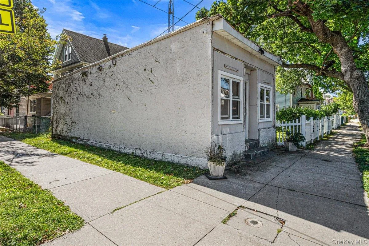 209-72 45th Drive, New York, NY, 3 Bedrooms Bedrooms, 6 Rooms Rooms,1 BathroomBathrooms,Residential,For Rent,45th,0,1050895 209-72 45th Drive, New York, NY, 3 Bedrooms Bedrooms, 6 Rooms Rooms,1 BathroomBathrooms,Residential,For Rent,45th,0,1050895