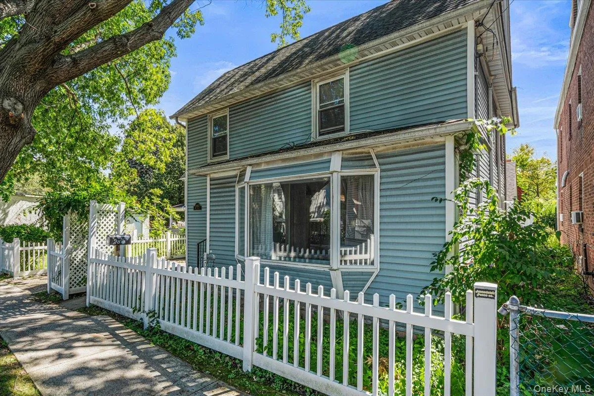 209-72 45th Drive, New York, NY, 3 Bedrooms Bedrooms, 6 Rooms Rooms,1 BathroomBathrooms,Residential,For Rent,45th,0,1050895 209-72 45th Drive, New York, NY, 3 Bedrooms Bedrooms, 6 Rooms Rooms,1 BathroomBathrooms,Residential,For Rent,45th,0,1050895
