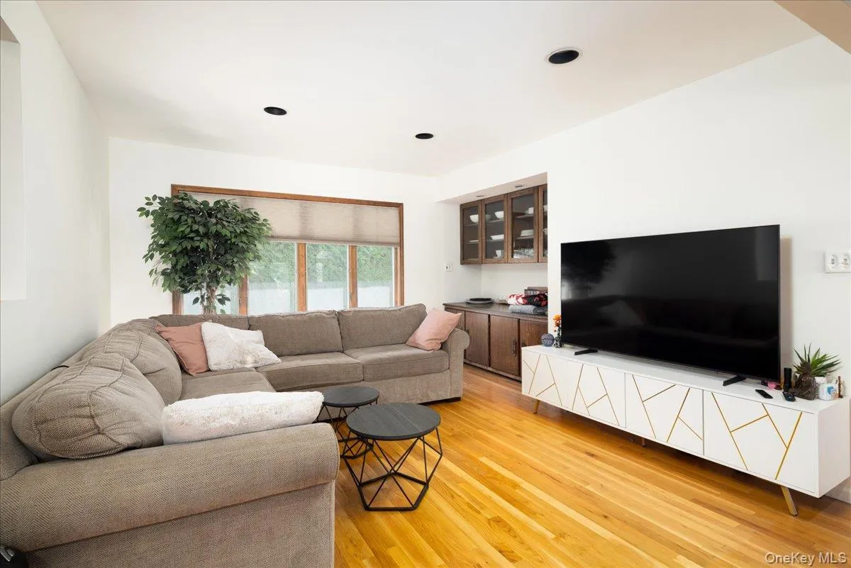 10 Seneca Drive, Oyster Bay, NY, 3 Bedrooms Bedrooms, 8 Rooms Rooms,2 BathroomsBathrooms,Residential,For Rent,Seneca,0,1050899 10 Seneca Drive, Oyster Bay, NY, 3 Bedrooms Bedrooms, 8 Rooms Rooms,2 BathroomsBathrooms,Residential,For Rent,Seneca,0,1050899