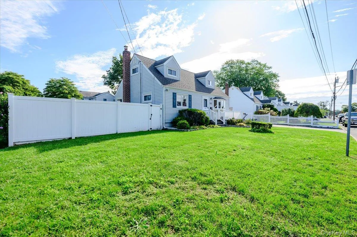 957 Fulton Avenue, Babylon, NY, 4 Bedrooms Bedrooms, 7 Rooms Rooms,1 BathroomBathrooms,Residential,For Rent,Fulton,0,1050905 957 Fulton Avenue, Babylon, NY, 4 Bedrooms Bedrooms, 7 Rooms Rooms,1 BathroomBathrooms,Residential,For Rent,Fulton,0,1050905