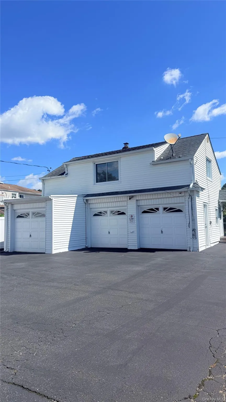 557 Newbridge Road, Hempstead, NY, 4 Bedrooms Bedrooms, 10 Rooms Rooms,3 BathroomsBathrooms,Residential,For Rent,Newbridge,0,1050923 557 Newbridge Road, Hempstead, NY, 4 Bedrooms Bedrooms, 10 Rooms Rooms,3 BathroomsBathrooms,Residential,For Rent,Newbridge,0,1050923