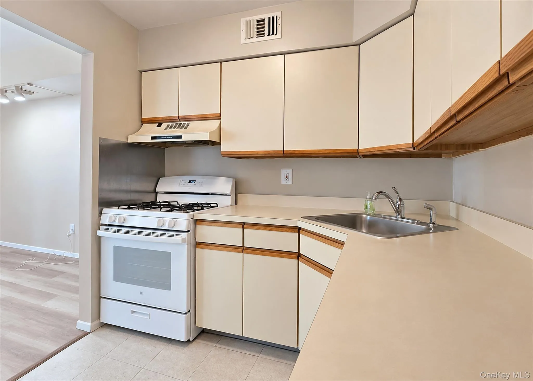 273 Fairview Circle, Brookhaven, NY, 2 Bedrooms Bedrooms, 4 Rooms Rooms,1 BathroomBathrooms,Residential,For Rent,Fairview,0,1050968 273 Fairview Circle, Brookhaven, NY, 2 Bedrooms Bedrooms, 4 Rooms Rooms,1 BathroomBathrooms,Residential,For Rent,Fairview,0,1050968