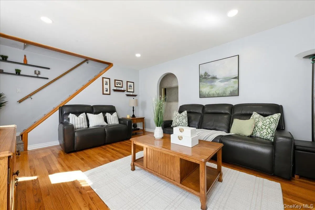 8614 251st Street, New York, NY, 3 Bedrooms Bedrooms, 6 Rooms Rooms,1 BathroomBathrooms,Residential,For Rent,251st,0,1050980 8614 251st Street, New York, NY, 3 Bedrooms Bedrooms, 6 Rooms Rooms,1 BathroomBathrooms,Residential,For Rent,251st,0,1050980