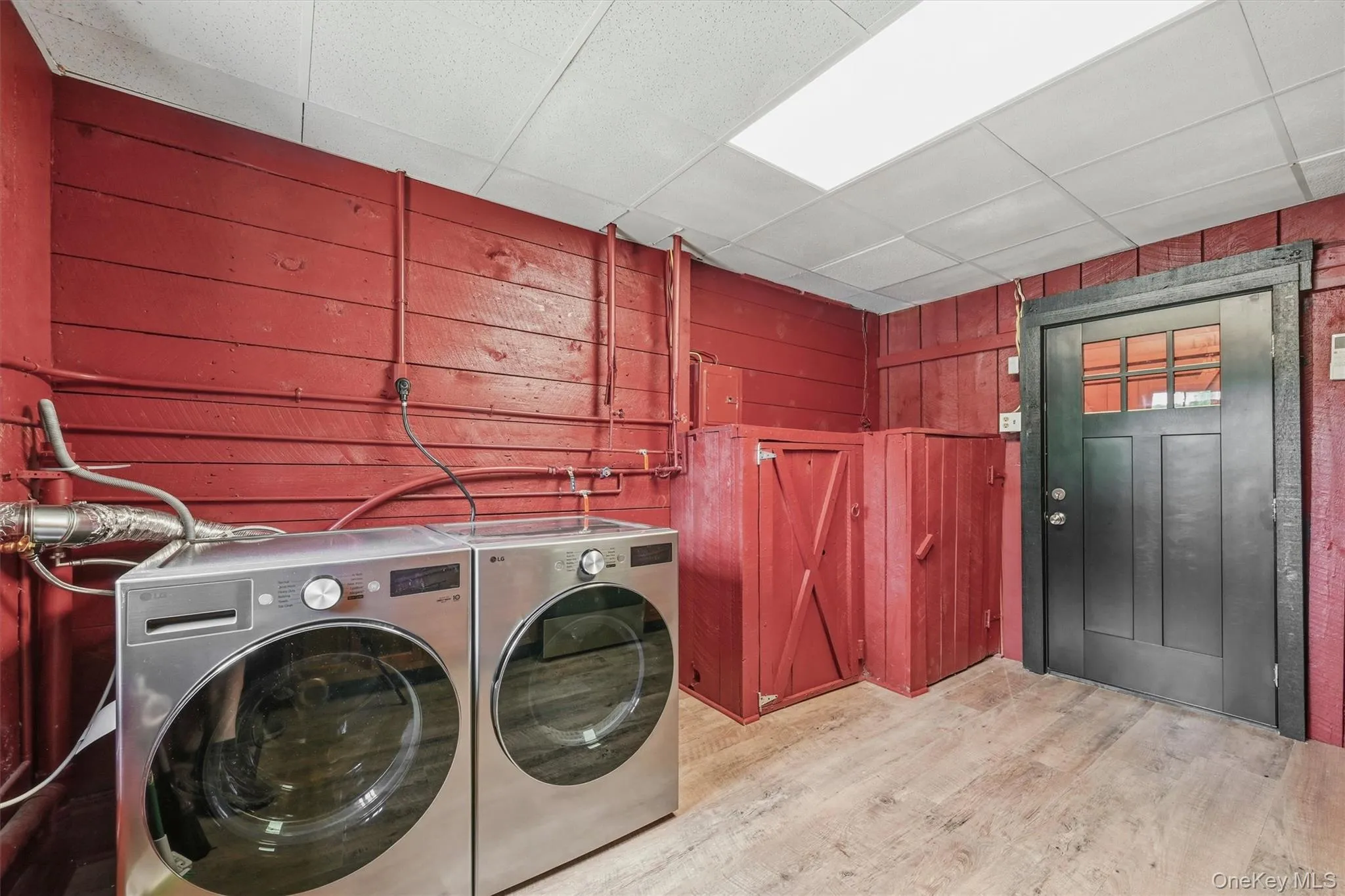Full kitchen in barn with Laundry - climate controlled Full kitchen in barn with Laundry - climate controlled